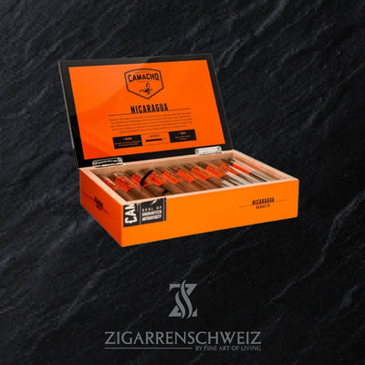 Camacho Nicaragua Robusto 20er Zigarrenkiste geöffnet mit Blick auf die Zigarren