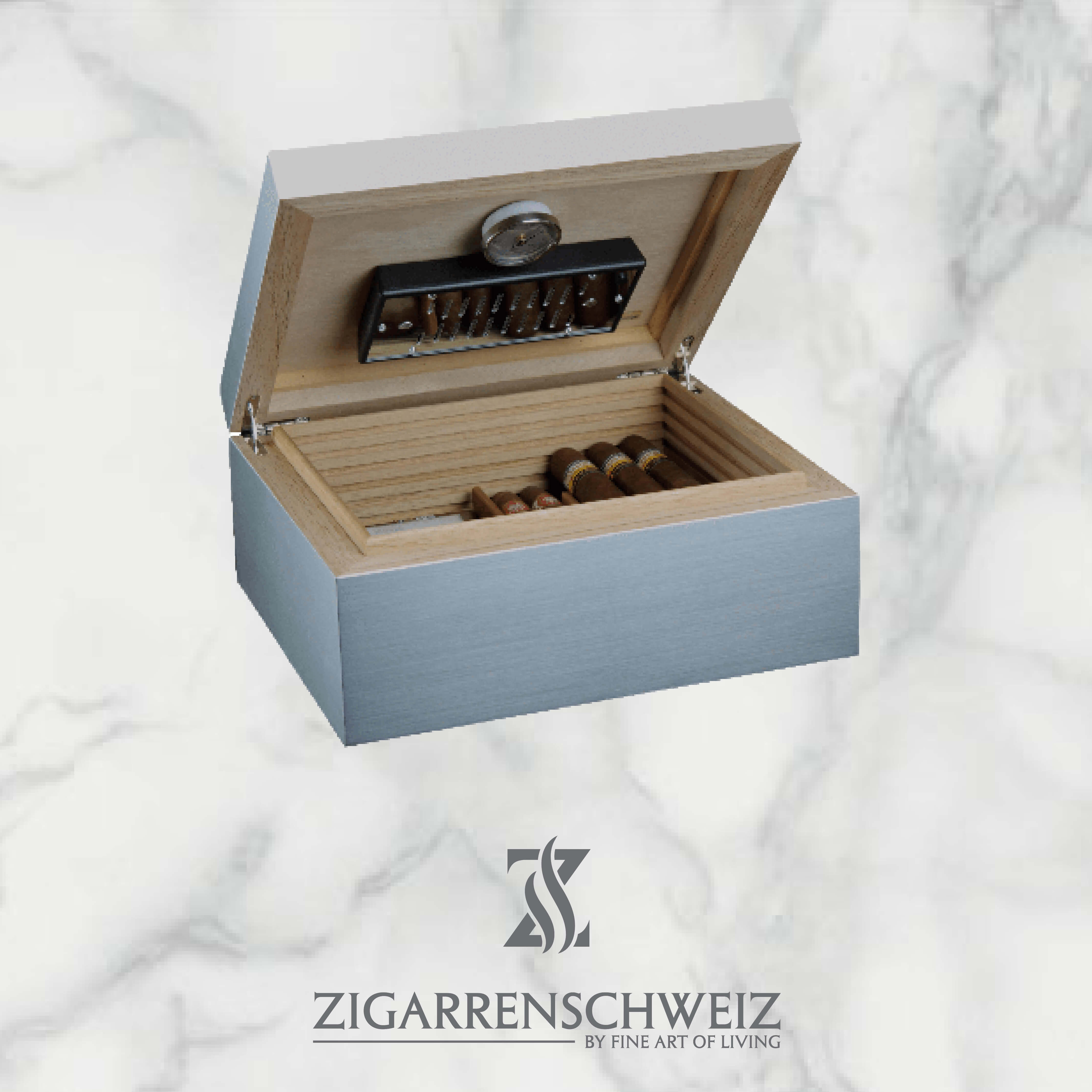Adorini Aluminium Humidor in Grösse Medium für 68 Zigarrren, Deckel geöffnet mit Zigarren auf der unteren Ebene
