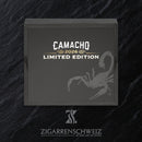 Camacho Limited Edition 2026 mattschwarze Holzkiste geschlossen mit Skorpion-Prägung