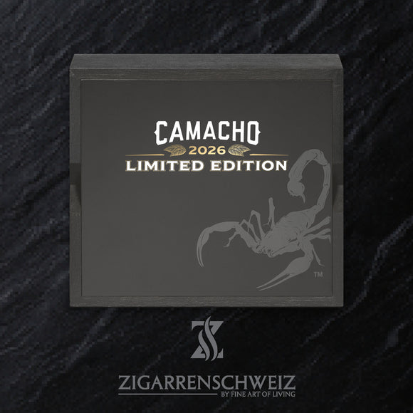 Camacho Limited Edition 2026 mattschwarze Holzkiste geschlossen mit Skorpion-Prägung